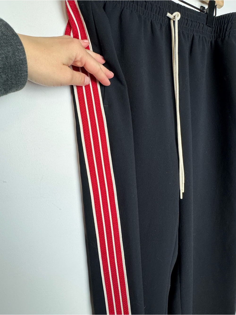 Aritzia Wilfred Thesis Crepette Pants Track Stripe wide leg M Black Red
